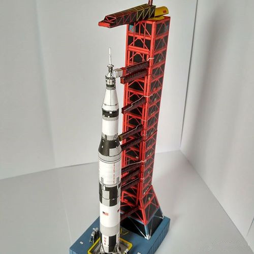 Model Kit Uss Iowa - 1:300 Scale USS Saturn V Rocket