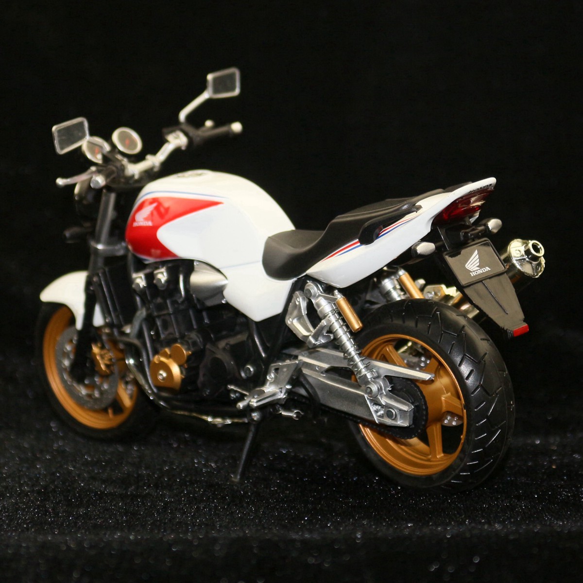 1/12 Honda CB1300SF Motorcycle - Model Kit Aoshima review and price