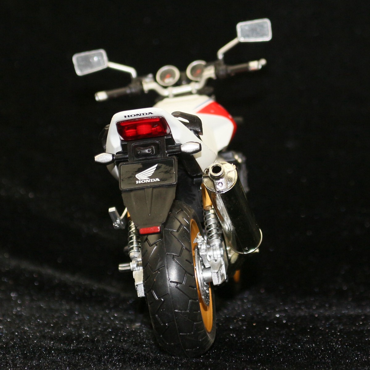 1/12 Honda CB1300SF Motorcycle - Model Kit Aoshima review and price
